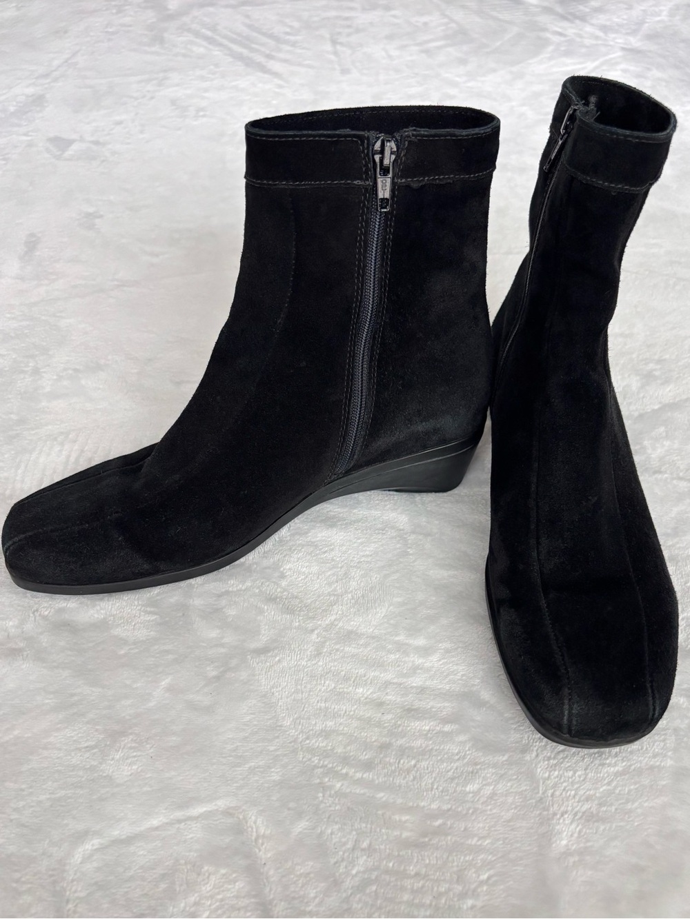 LA CANADIENNE Black Suede Low Heel Waterproof Ankle Bootie #30382--EUC--7.5